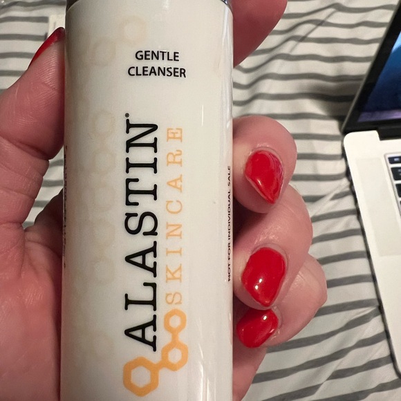ALASTIN Skincare Gentle Cleanser - Picture 5 of 5